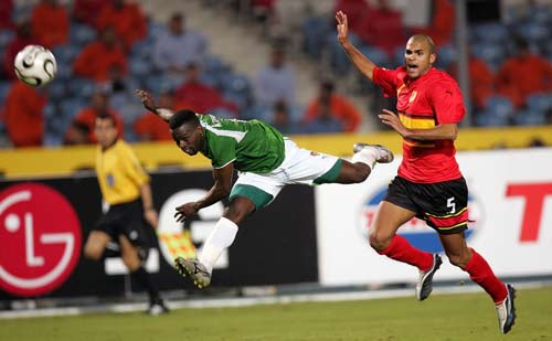 徐昕赛后前往医院拍片 初步诊断为对抗时的硬伤（徐昕赛后赴医院进行影像检查 初判为对抗所致硬伤）