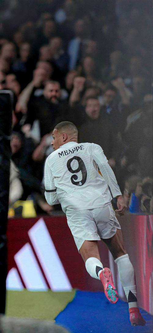 米切尔&莫布利首节合砍26分，其他队友合计只得7分（米切尔与莫布利首节联手轰下26分，其余队友仅拿7分）