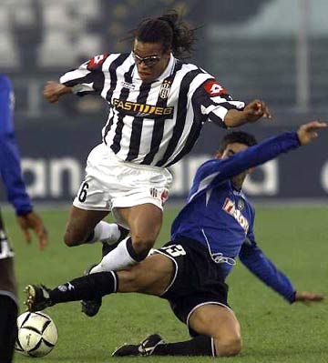 马卡：西班牙教练学院主席写信建议拉波尔塔起诉特瓦斯泄密（马卡：西班牙教练学院主席致信，倡议拉波尔塔以泄密为由起诉特瓦斯）