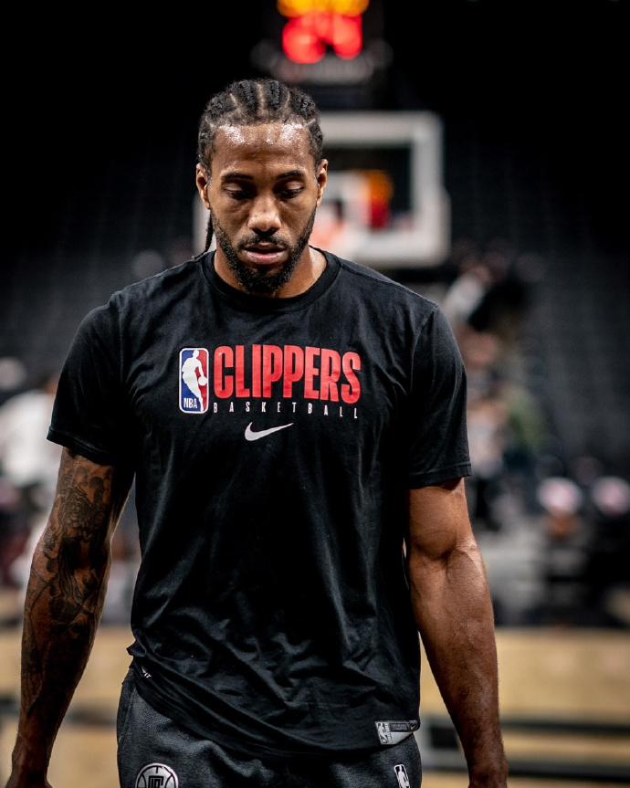 芬奇：很多球队接球发动进攻很快换防也快，我们每次都慢半拍（芬奇：对手接球就推进、换防迅速，我们总比别人慢一拍）