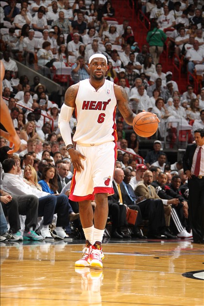 周锐VS陈泽文，王牌对决，谁能更胜一筹？（周锐对阵陈泽文：巅峰之战，谁将笑到最后？）