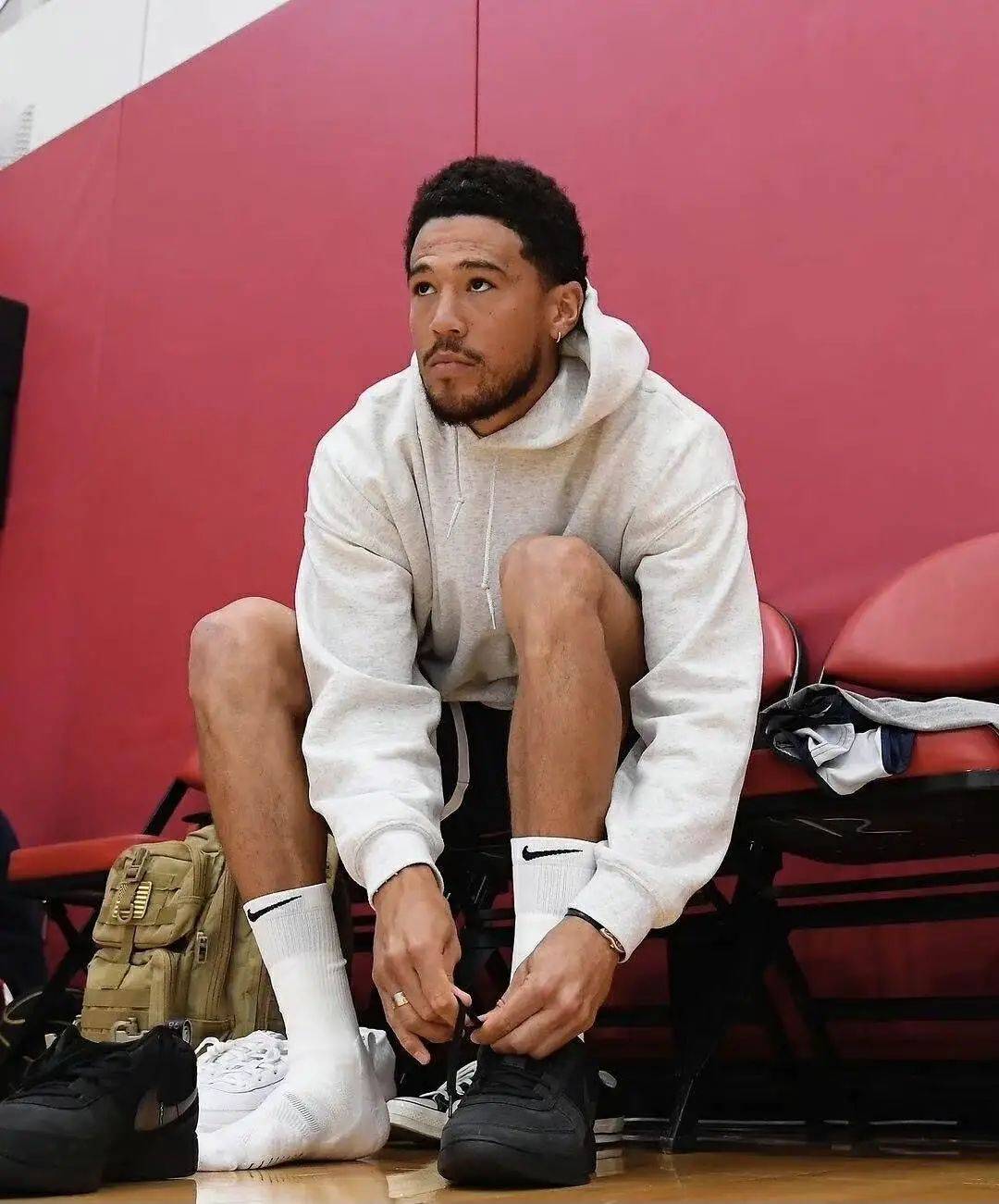 世体：德容与孔德已回国家队报到，其他巴萨球员周二陆续报到（世体：德容、孔德已回各自国家队报到，其余巴萨球员将于周二陆续报到）