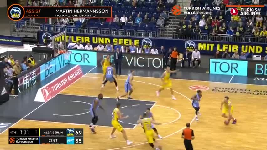 海港在亚冠已跨赛季10场不胜，上次赢球是整整一年前（亚冠赛场海港已10战未胜，距上次赢球整整一年）