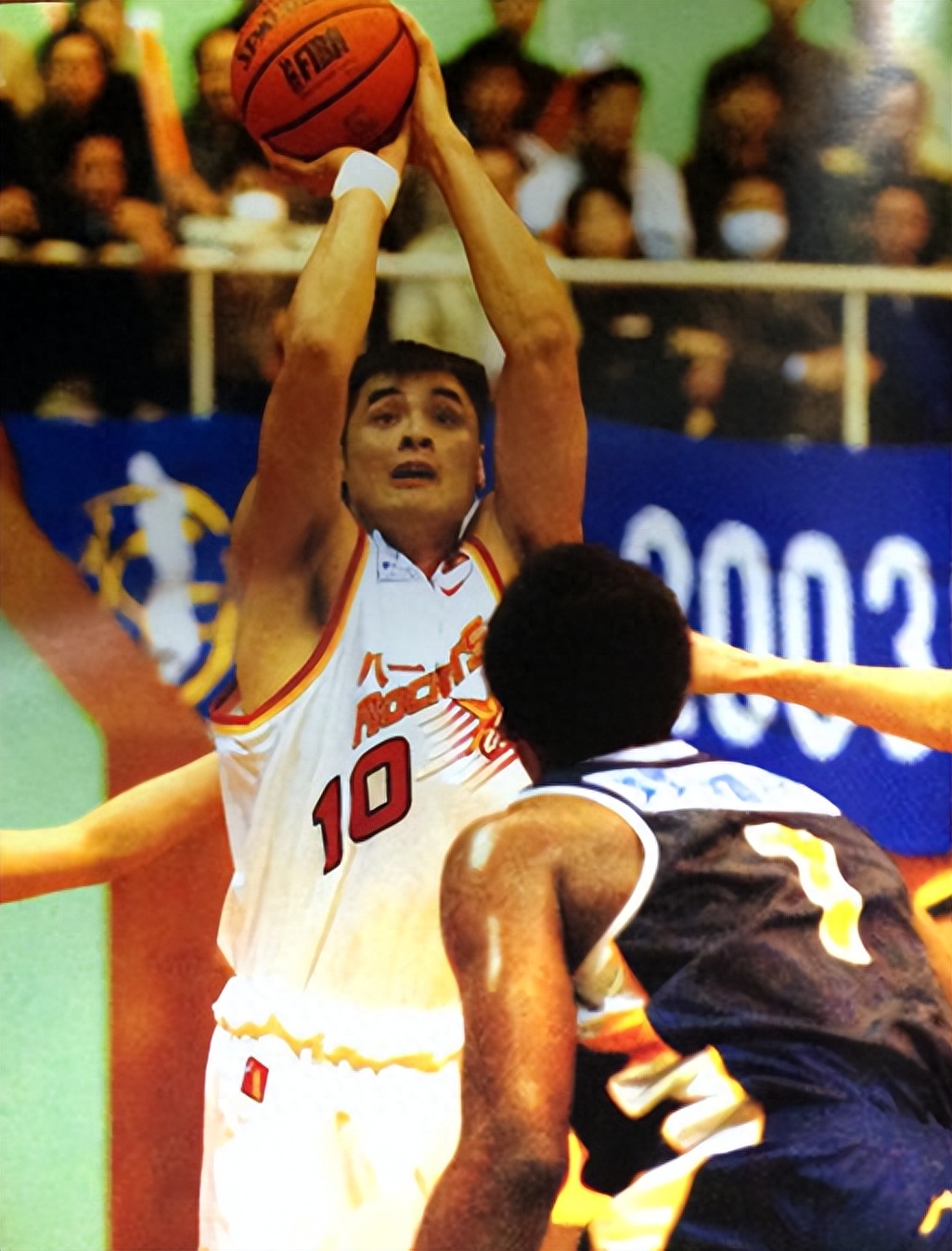 杨瀚森，一个普通的篮球运动员，却在一场比赛中展现出惊人的毅力与勇气。（杨瀚森：平凡球员在一战中展现非凡毅力与勇气）