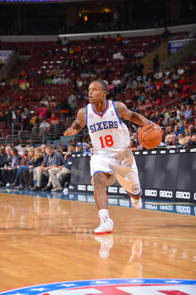 皇马客场对阵阿拉维斯，后防伤病严重，阿隆索面临解雇危机，需尽快取胜以保帅位。（客战阿拉维斯，皇马后防告急；阿隆索帅位危机四伏，唯有速胜自保）