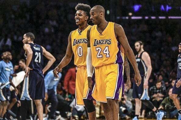 英媒：费迪南德称卢克-肖在曼联有重要地位，他需要证明自己（英媒：费迪南德认为卢克-肖在曼联举足轻重，但仍需自我证明）