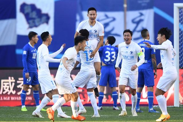 胡金秋溜底2分命中，广厦一波12-4扩大领先至18分（胡金秋底线切入上篮命中，广厦打出12-4攻势将优势拉大至18分）