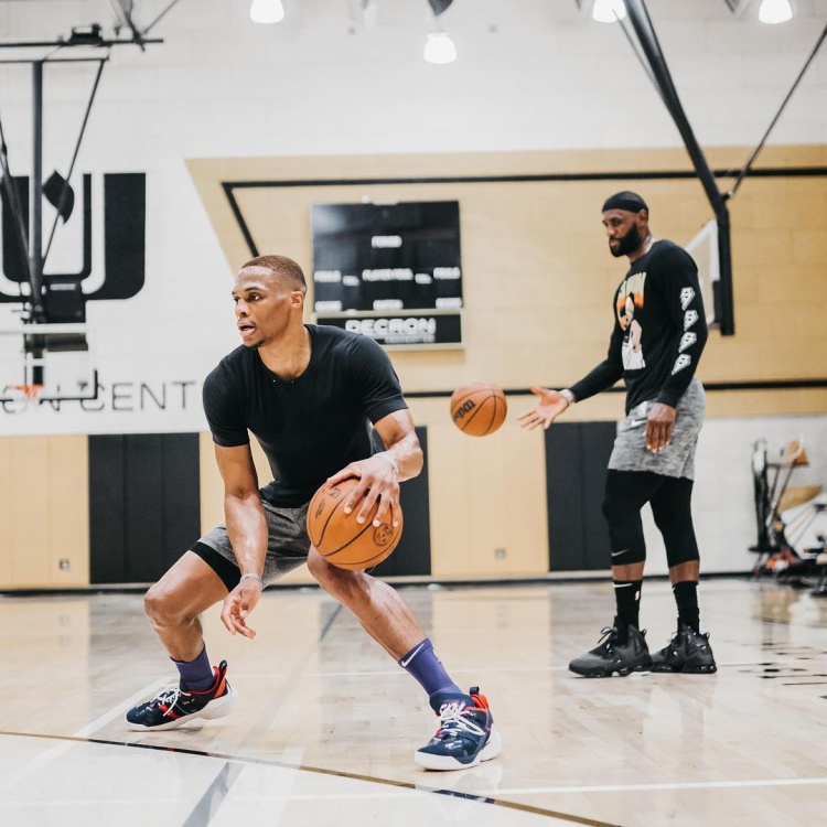 球场失意但！恩德里克红牌停赛看台观战，妻子喂食&美女环绕（赛场失意仍成焦点：恩德里克红牌停赛看台观战，妻子喂食美女相伴）