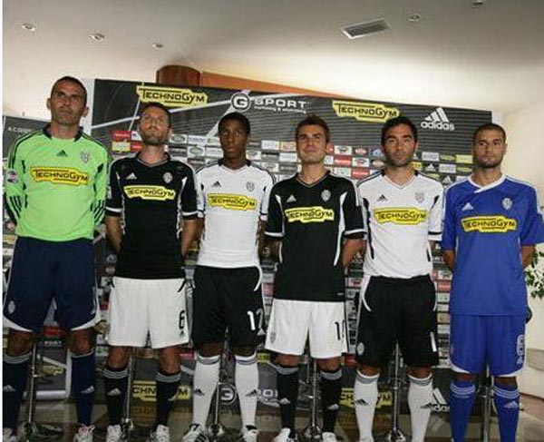 燃尽了！詹姆斯玩命包揽湖人末节四分钟全部6分 但火箭谢泼德回应2+1（油尽灯枯！詹姆斯末节最后4分钟独揽湖人全部6分，火箭谢泼德打成2+1回击）