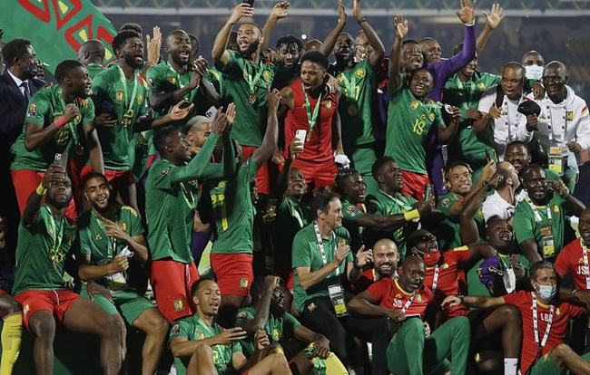 客场2-1力克中国香港，新加坡时隔41年重返亚洲杯正赛（新加坡客场2-1击败中国香港，时隔41年再进亚洲杯正赛）