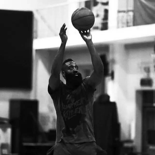 曼联英超15轮4-1胜狼队，近3轮不败，B费2射1传，助球队冲至第六，有望重返欧冠区。（英超第15轮：曼联4-1击退狼队，B费梅开二度+助攻，近3轮不败升至第六，剑指欧冠区）