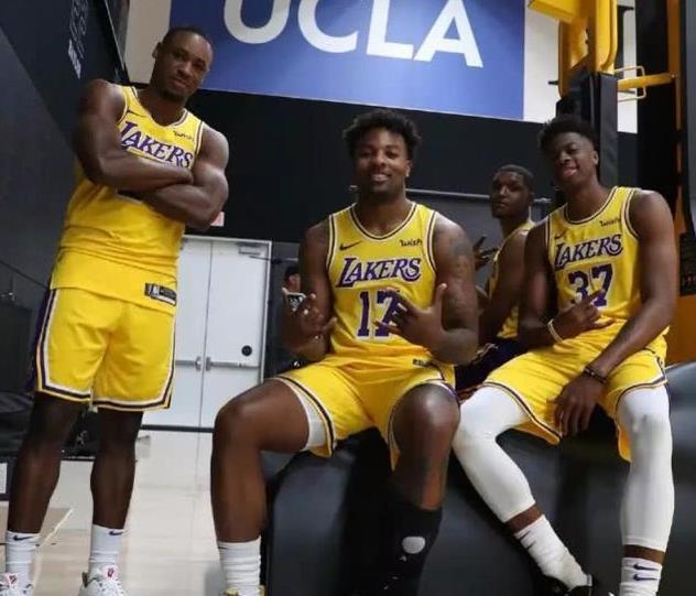 我懂用户晒视频：兰克尔趁队友客场比赛，去俱乐部偷队友的鞋（队友客场作战之际，兰克尔溜进俱乐部偷走队友球鞋）