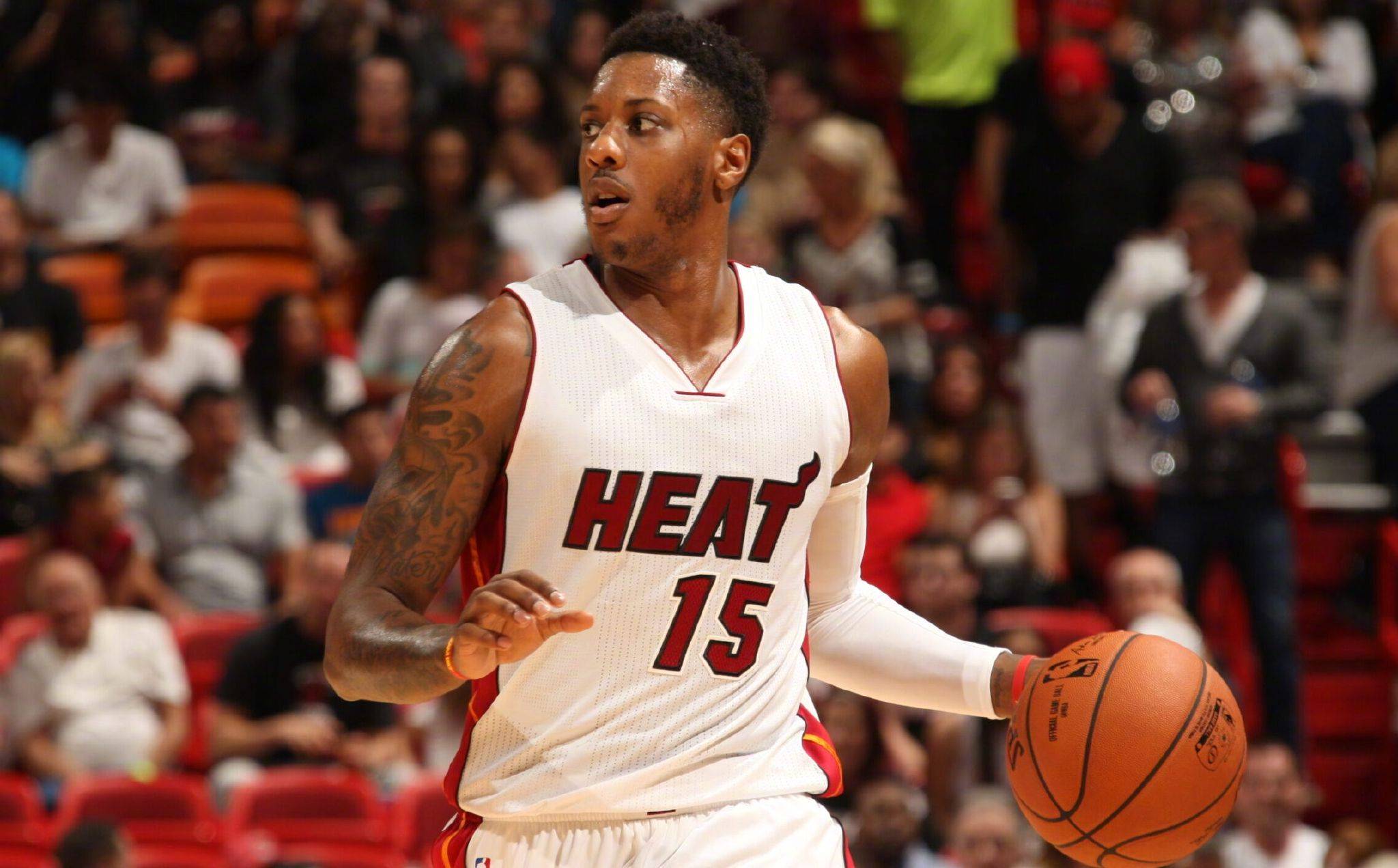 中超：上海海港4-0大胜深圳队（中超：上海海港4-0完胜深圳队）