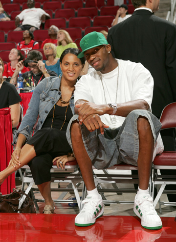 NBA杯四分之一决赛尼克斯对猛龙 唐斯出战成疑 麦克布莱德缺阵（NBA杯八强战尼克斯对阵猛龙：唐斯出战成疑，麦克布莱德缺席）