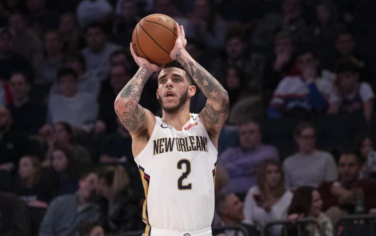 咪咕前方！@胡金秋21 手持冠军鼎登场，@浙江广厦篮球俱乐部 新赛季出征仪式（直击@浙江广厦篮球俱乐部新赛季出征仪式：@胡金秋21 手捧冠军鼎亮相）